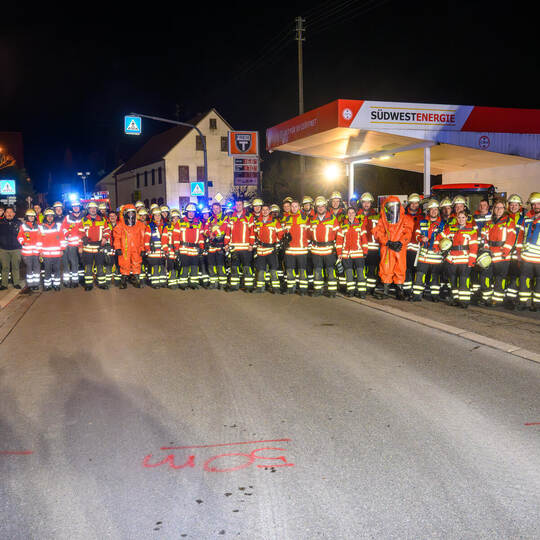 Die örtliche Tankstelle im Tiefenbronner Ortsteil Mühlhausen wird zum Schauplatz einer aufsehenerregenden Feuerwehrübung, an der