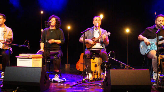 Geben ein gefühliges Konzert vor ausverkaufter Halle: Niklas Hanke (Gitarre), Tatjana Roser (Lead-Gesang und Blas-Harmonika), Be