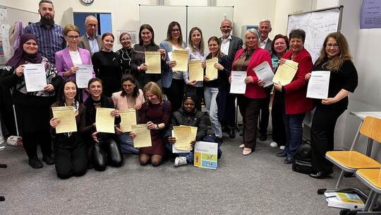 Die frisch zertifizierten „Interkulturellen Elternmentorinnen“ freuen sich gemeinsam mit Sozialbürgermeister Frank Fillbrunn (le