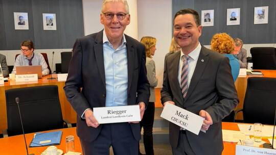 Auf Einladung von Klaus Mack (rechts) spricht Landrat Helmut Riegger darüber, wie das Infrastruktur-Zukunftsgesetz wichtige Verk