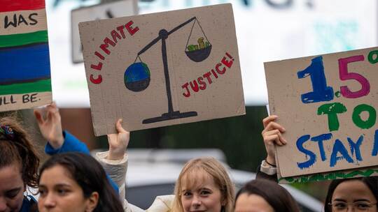 Klima-Protest vor dem internationalen Gerichtshof