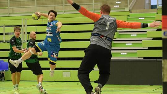 Überflieger: Faro Giuliano (am Ball) trug sich neunmal in die SG-Torschützenliste ein. Foto: Michael Ripberger