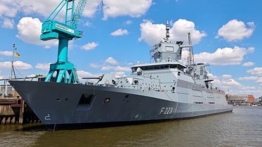 Fregatte an Kaimauer der Norderwerft im Hamburger Hafen Fregatte an Kaimauer der Norderwerft im Hamburger Hafen