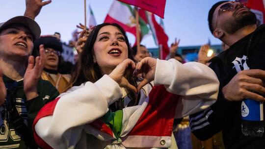 Die Hoffnung vieler Iranerinnen und Iraner rund um die Welt ist groß. Christophe Gateau/dpa