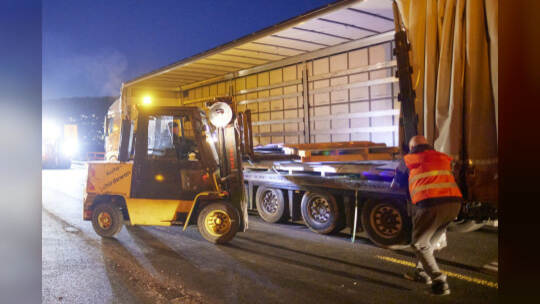 Autobahn A8 im Baustellenbereich bei Ausfahrt PF-Ost, Fahrtrichtung Karlsruhe. Umladen verrutschter Ladung (Stahlplatten)