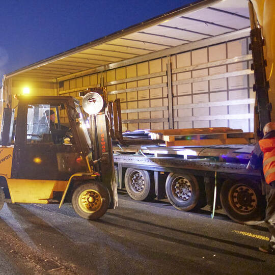 Autobahn A8 im Baustellenbereich bei Ausfahrt PF-Ost, Fahrtrichtung Karlsruhe. Umladen verrutschter Ladung (Stahlplatten)