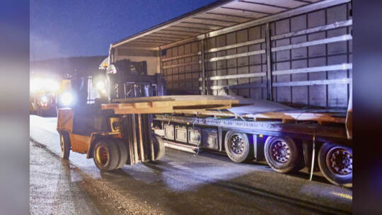 Autobahn A8 im Baustellenbereich bei Ausfahrt PF-Ost, Fahrtrichtung Karlsruhe. Umladen verrutschter Ladung (Stahlplatten)