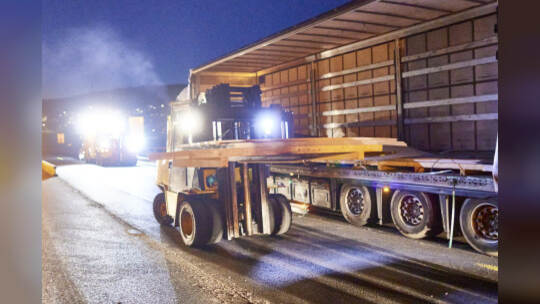 Autobahn A8 im Baustellenbereich bei Ausfahrt PF-Ost, Fahrtrichtung Karlsruhe. Umladen verrutschter Ladung (Stahlplatten)
