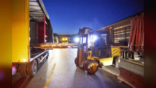 Autobahn A8 im Baustellenbereich bei Ausfahrt PF-Ost, Fahrtrichtung Karlsruhe. Umladen verrutschter Ladung (Stahlplatten)