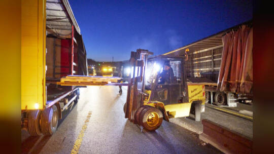 Autobahn A8 im Baustellenbereich bei Ausfahrt PF-Ost, Fahrtrichtung Karlsruhe. Umladen verrutschter Ladung (Stahlplatten)