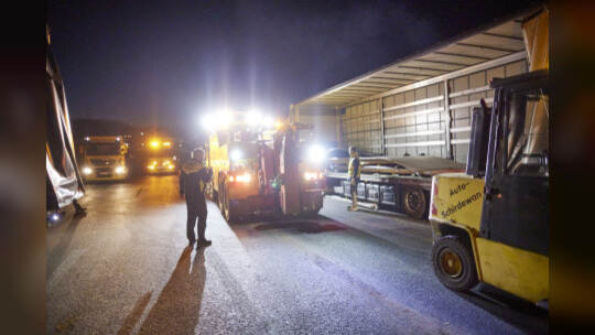 Autobahn A8 im Baustellenbereich bei Ausfahrt PF-Ost, Fahrtrichtung Karlsruhe. Umladen verrutschter Ladung (Stahlplatten)