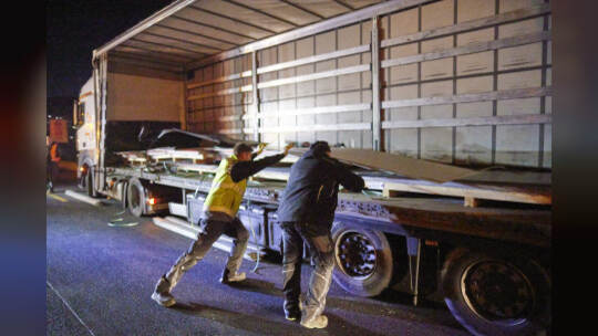 Autobahn A8 im Baustellenbereich bei Ausfahrt PF-Ost, Fahrtrichtung Karlsruhe. Umladen verrutschter Ladung (Stahlplatten)