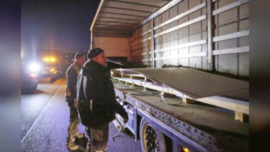 Autobahn A8 im Baustellenbereich bei Ausfahrt PF-Ost, Fahrtrichtung Karlsruhe. Umladen verrutschter Ladung (Stahlplatten)