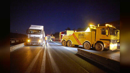Autobahn A8 im Baustellenbereich bei Ausfahrt PF-Ost, Fahrtrichtung Karlsruhe. Umladen verrutschter Ladung (Stahlplatten)