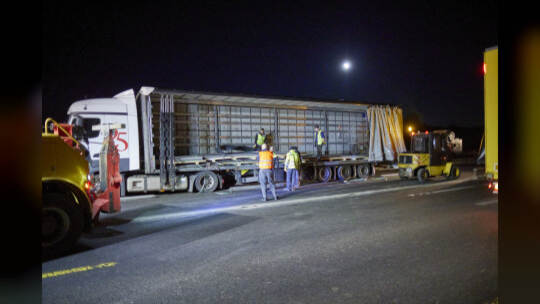 Autobahn A8 im Baustellenbereich bei Ausfahrt PF-Ost, Fahrtrichtung Karlsruhe. Umladen verrutschter Ladung (Stahlplatten)
