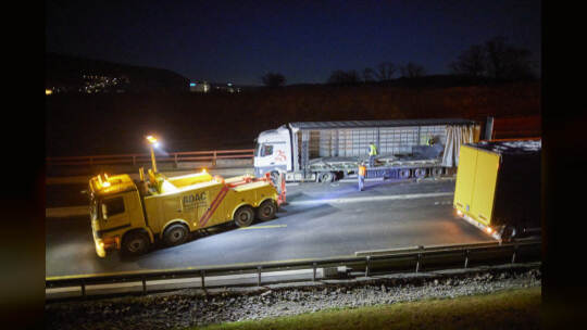 Autobahn A8 im Baustellenbereich bei Ausfahrt PF-Ost, Fahrtrichtung Karlsruhe. Umladen verrutschter Ladung (Stahlplatten)