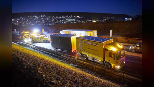 Autobahn A8 im Baustellenbereich bei Ausfahrt PF-Ost, Fahrtrichtung Karlsruhe. Umladen verrutschter Ladung (Stahlplatten)