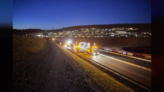 Autobahn A8 im Baustellenbereich bei Ausfahrt PF-Ost, Fahrtrichtung Karlsruhe. Umladen verrutschter Ladung (Stahlplatten)