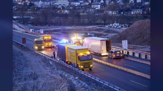 Autobahn A8 im Baustellenbereich bei Ausfahrt PF-Ost, Fahrtrichtung Karlsruhe. Umladen verrutschter Ladung (Stahlplatten)