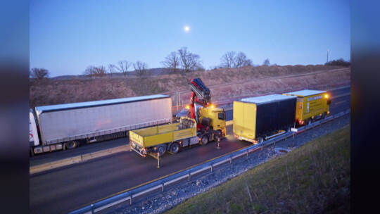 Autobahn A8 im Baustellenbereich bei Ausfahrt PF-Ost, Fahrtrichtung Karlsruhe. Umladen verrutschter Ladung (Stahlplatten)