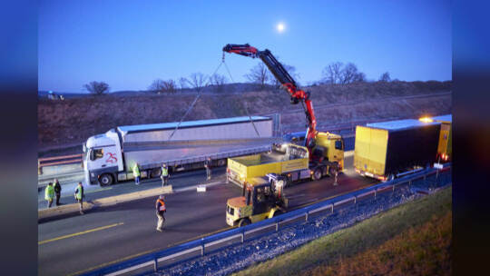 Autobahn A8 im Baustellenbereich bei Ausfahrt PF-Ost, Fahrtrichtung Karlsruhe. Umladen verrutschter Ladung (Stahlplatten)
