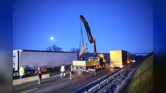 Autobahn A8 im Baustellenbereich bei Ausfahrt PF-Ost, Fahrtrichtung Karlsruhe. Umladen verrutschter Ladung (Stahlplatten)