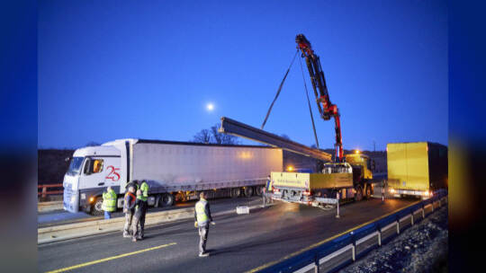 Autobahn A8 im Baustellenbereich bei Ausfahrt PF-Ost, Fahrtrichtung Karlsruhe. Umladen verrutschter Ladung (Stahlplatten)