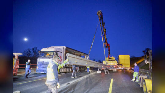Autobahn A8 im Baustellenbereich bei Ausfahrt PF-Ost, Fahrtrichtung Karlsruhe. Umladen verrutschter Ladung (Stahlplatten)