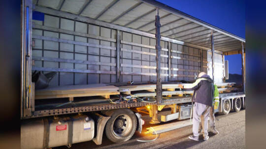 Autobahn A8 im Baustellenbereich bei Ausfahrt PF-Ost, Fahrtrichtung Karlsruhe. Umladen verrutschter Ladung (Stahlplatten)