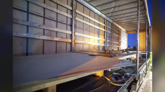 Autobahn A8 im Baustellenbereich bei Ausfahrt PF-Ost, Fahrtrichtung Karlsruhe. Umladen verrutschter Ladung (Stahlplatten)