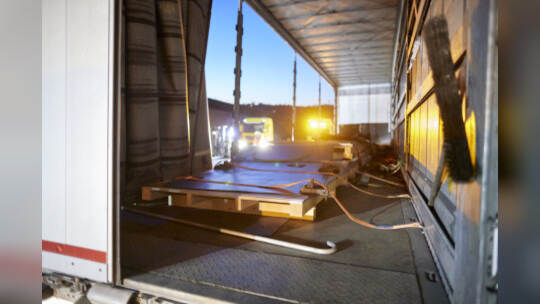 Autobahn A8 im Baustellenbereich bei Ausfahrt PF-Ost, Fahrtrichtung Karlsruhe. Umladen verrutschter Ladung (Stahlplatten)