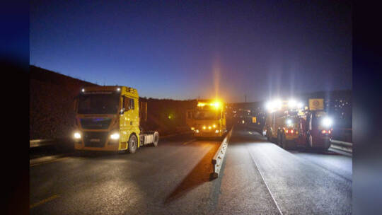 Autobahn A8 im Baustellenbereich bei Ausfahrt PF-Ost, Fahrtrichtung Karlsruhe. Umladen verrutschter Ladung (Stahlplatten)