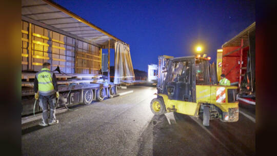 Autobahn A8 im Baustellenbereich bei Ausfahrt PF-Ost, Fahrtrichtung Karlsruhe. Umladen verrutschter Ladung (Stahlplatten)
