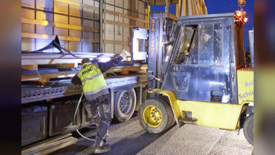 Autobahn A8 im Baustellenbereich bei Ausfahrt PF-Ost, Fahrtrichtung Karlsruhe. Umladen verrutschter Ladung (Stahlplatten)
