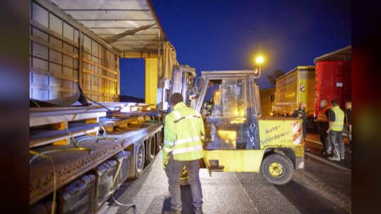Autobahn A8 im Baustellenbereich bei Ausfahrt PF-Ost, Fahrtrichtung Karlsruhe. Umladen verrutschter Ladung (Stahlplatten)