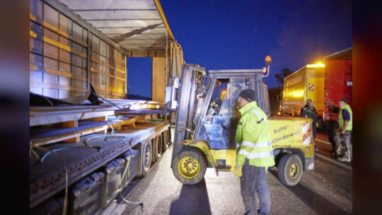 Autobahn A8 im Baustellenbereich bei Ausfahrt PF-Ost, Fahrtrichtung Karlsruhe. Umladen verrutschter Ladung (Stahlplatten)
