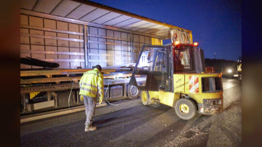 Autobahn A8 im Baustellenbereich bei Ausfahrt PF-Ost, Fahrtrichtung Karlsruhe. Umladen verrutschter Ladung (Stahlplatten)