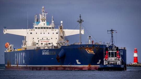 Öltanker läuft in Seehafen ein
