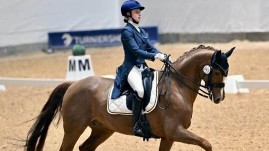 Mit Emilia Balabnic tritt eine junge talentierte Reiterin bei den Dressurtagen an. Die Pforzheimerin hat auf dem Buckenberg den