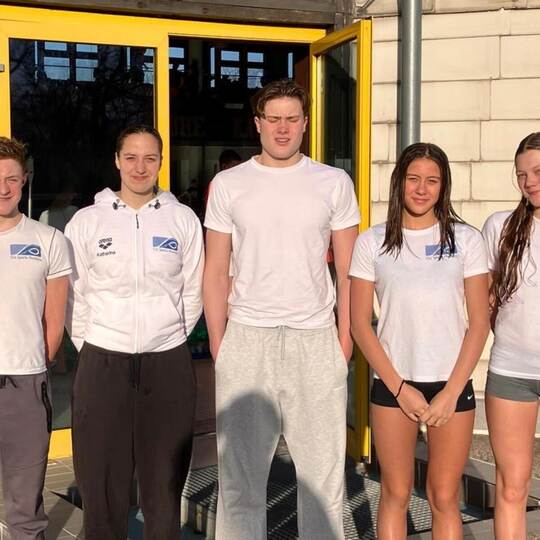 Strahlen mit der Sonne um die Wette: die erfolgreichen Athleten der SSG Pforzheim (von links) Erik Hausauer, Katharina Mößner, A