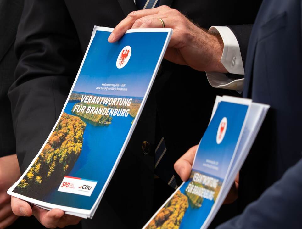 Brandenburger SPD und CDU stellen Koalitionsvertrag vor Brandenburger SPD und CDU stellen Koalitionsvertrag vor