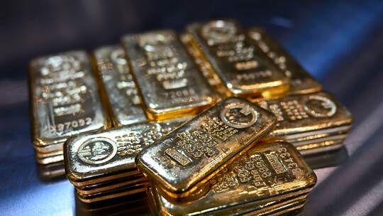 Goldbarren liegen in einem Tresor auf einem Tisch