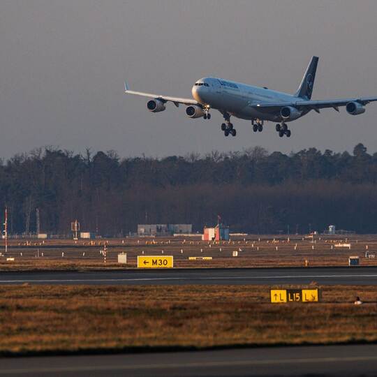 Lufthansa Maschine aus dem Oman am Frankfurter Flughafen