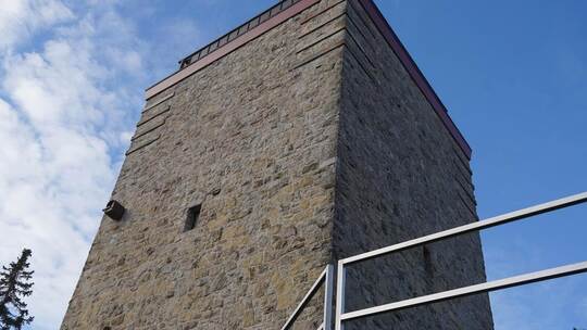 Enden soll die neue Ersatzwasserleitung vom Hochbehälter Hasenäcker dereinst am Kieselbronner Wasserturm. Erst vor kurzem wurde