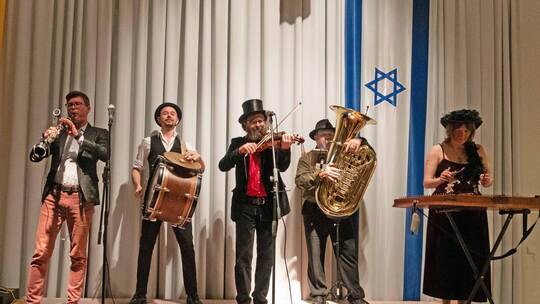 Für gute Laune sorgte die Klezmer-Band Dobranotsch bei der jüdischen Gemeinde: Ilia Glindin (Klarinette) Evgenii Lizin (Perkussi