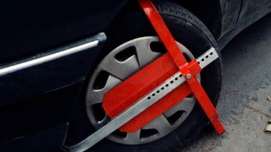 Der Einsatz einer amtlichen Wegfahrsperre, umgangssprachlich Rad- oder Parkkralle genannt, muss verhältnismäßig sein. Deshalb sc Falschparker mit Kralle