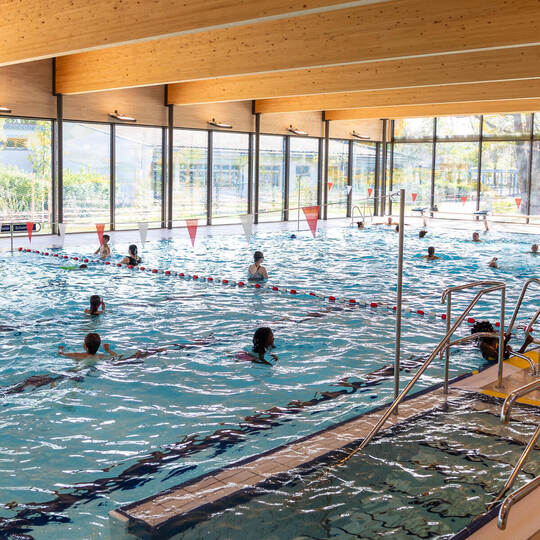 Gut besucht: das Huchenfelder Hallenbad am ersten öffentlichen Badetag. Huchenfeld Hallenbad Erster Badetag