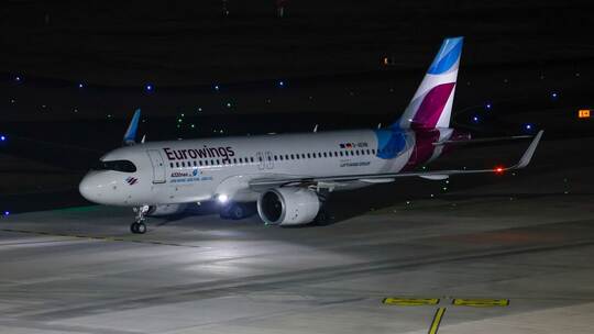 Eurowings-Evakuierungsflieger kommt am Flughafen Köln Bonn an