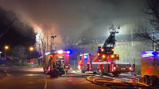 Brand in Entsorgungsbetrieb im Karlsruher Rheinhafen Brand in Entsorgungsbetrieb im Karlsruher Rheinhafen