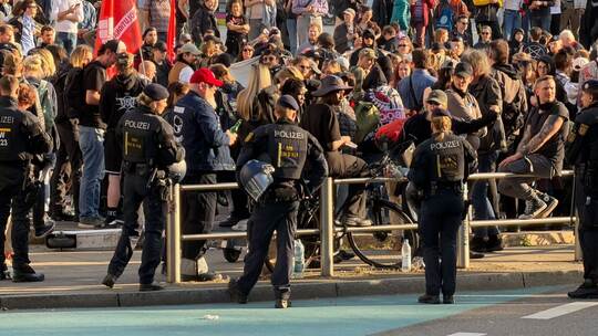 Rechte Demo und Gegendemos in Stuttgart